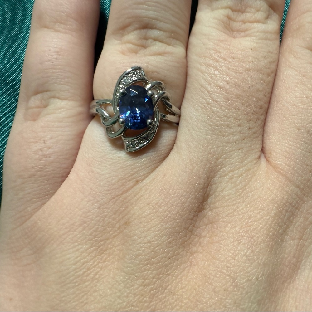 Elegant Silver and Blue Gemstone Ring - Picture 2 of 3